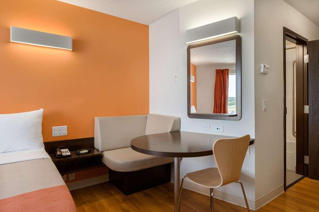 Motel 6 Airdrie Room photo
