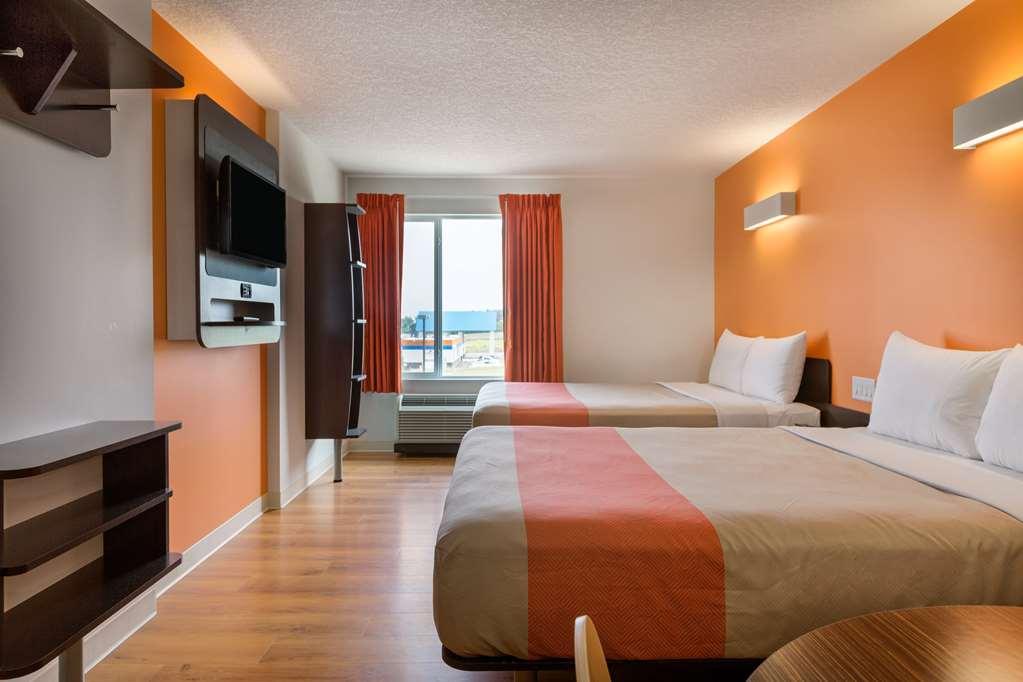 Motel 6 Airdrie Room photo